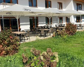Appartement 4, 55qm, 1 Schlafzimmer, Max. 4 Erwachsene und 2 Kinder - Langenau - Innenhof