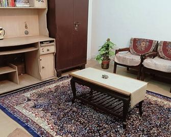 2 large rooms in the center of Lucknow in a peaceful colony. - Lucknow - Living room