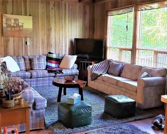 Redbird - Cozy Waterfront Cottage on Muskoka River - Bracebridge - Living room