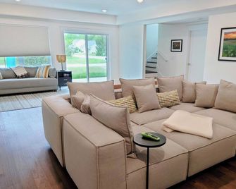 Welcome to Green Pastures, a new luxury home in the village of Empire. - Empire - Sala de estar