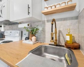 Cozy Casita in Downtown Entertainment District - Arlington - Kitchen