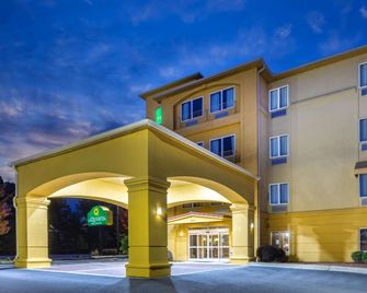 La Quinta Inn & Suites by Wyndham Atlanta-Union City - Union City - Building