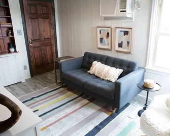 Minimalist-Style Apartment Within Walking Distance Of Downtown Johnson City - Johnson City - Obývací pokoj