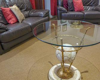 3 Primitive Mews - Buxton - Living room
