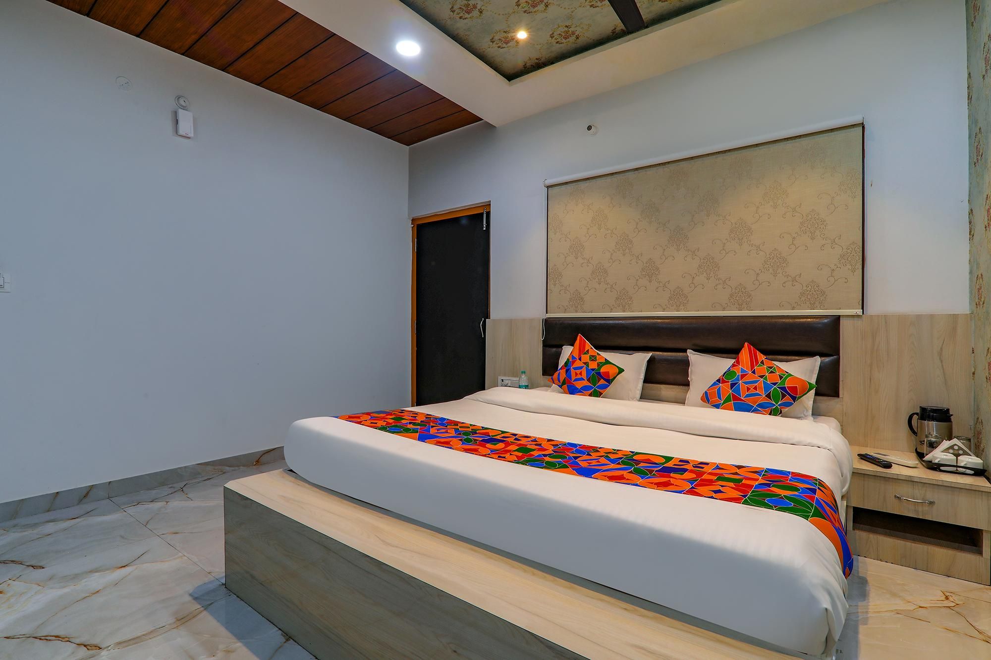 FabHotel Super 3 Premium - 800m From Kashi Vishwanath Temple - ורנאסי - חדר שינה