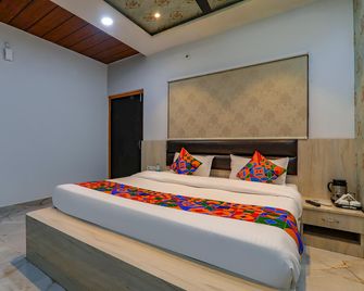 FabHotel Super 3 Premium - 800m From Kashi Vishwanath Temple - Benarés - Habitación