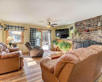 Catskills Getaway w/ Hot Tub on 45 Acres! - West Coxsackie - Sala de estar