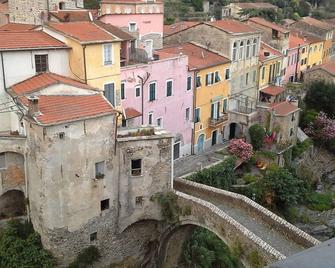 Casa Stefano in the heart of the historical center of Dolcedo - Dolcedo - Vista del exterior