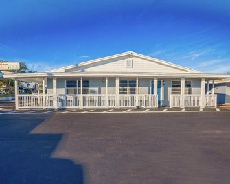 King Bed Accessible Non-Smoking - Titusville - Rakennus
