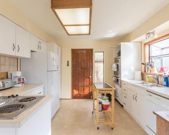 Beachfront home in Fanny's Bay! - Fanny Bay - Kitchen