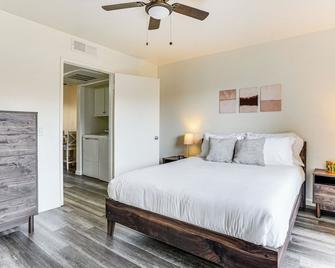 4 Mi to Surprise Stadium: Condo w/ Pool! - Surprise - Bedroom