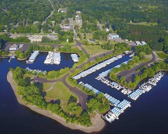 Modern Suite in Downtown Afton, 5min to skiing, hiking, riverboating & more! - Afton
