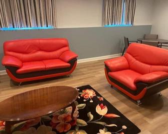 Spacious 3br/2bth Close To Inova & Reston Hospitals, DC, And Dulles Airport - Herndon - Living room