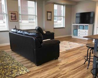 202 New Downtown Living - Charleston - Living room