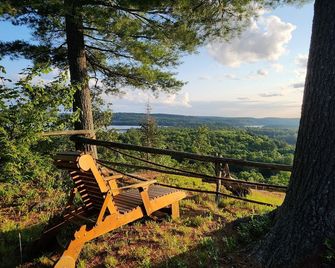 Private Cliffside Cabin in the Woods - Haliburton - Balcony