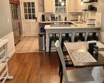 Charming home in downtown Camden - Camden - Essbereich