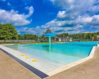 1 Mi to Beach Pocono Lake Chalet with Decks - Pocono Pines - Piscina