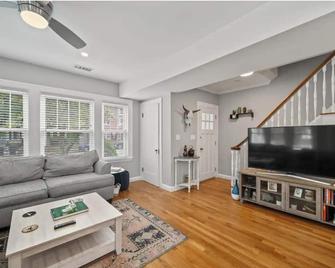New 3br Salem Townhouse Minutes To Downtown - Salem - Salon