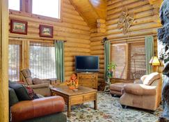 Lacys Log Cabin Alto Home with Mountain Views! - Alto - Oturma odası