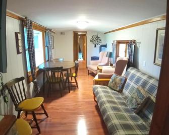 The Lodge in Manistee - Manistee - Living room