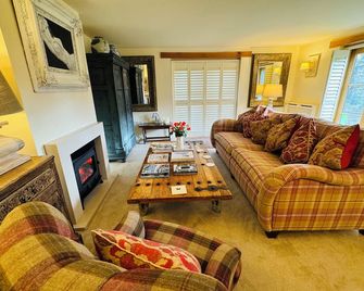 Stunning Interior Designed 2 Bedroom Cottage in the Center of Chipping Campden - Chipping Campden - Living room