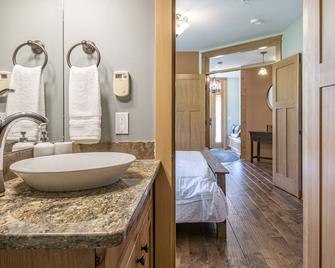 Luxurious Ridge Duplex Chalet - 3 floors of living space, BBQ, laundry, garage - Armstrong - Bathroom