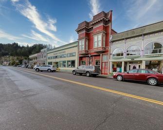 Charming Victorian gem with 11-foot ceilings, patio area & washer/dryer - Ferndale - Building