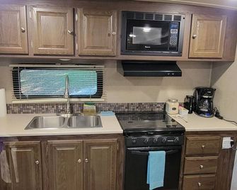 Hunting/Fishing and Boating on Little Blue River. - Leavenworth - Cocina