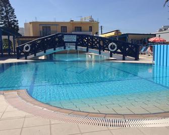 Kefalonitis Hotel Apartments - Paphos - Pool