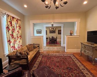 Historic brick 2-bedroom house in downtown Hannibal with off street parking WiFi - Hannibal - Pokój dzienny