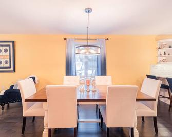 Grand Bend Getaway: Tranquil Cottage + Walk to the Beach - Grand Bend - Dining room