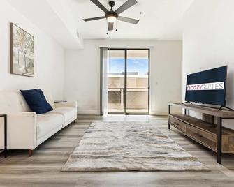 Glendale CozySuites - Westgate with pool 10 - Glendale - Living room