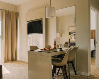 The Point Hotel & Suites - Orlando - Bedroom