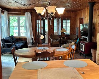 Cozy Cove on Gull Lake Getaway to your own cove with swim up dock and sand beach - Minden - Dining room