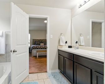 5 Bedroom Luxurious Retreat in Schertz, San Antonio - Schertz - Koupelna