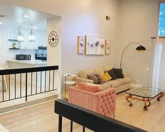 Family-Friendly 4 Bedrooms, Mountain View Townhouse Located In Hacienda Heights - Hacienda Heights - Living room