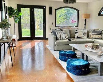 Dog-Friendly Cottage w/ Creek, Barn, Game Room, Fire Pit, Hot Tub, Sleeps 10 - Hillsville - Huiskamer
