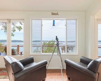 Madrona Beach House by AvantStay Waterfront Home - Coupeville - Obývací pokoj