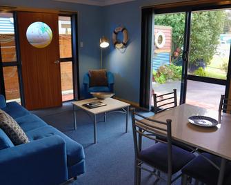 Strahan Bungalows - Strahan - Huiskamer