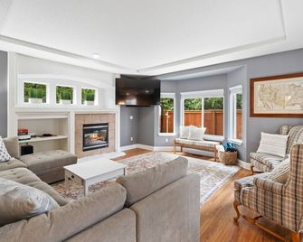 Cheerful Pet friendly Hot tub home located in Springer Estates. - Vancouver - Sala de estar