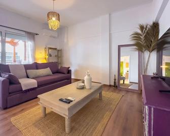 Phaedrus Living: Kallithea Heights Residence - Kallithéa - Living room