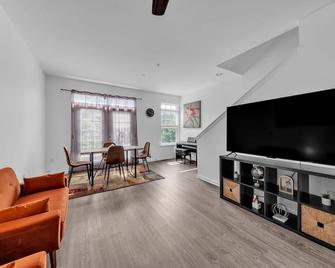 Charming 3-bedroom townhome with AC, WiFi, Free Parking in lovely Washington, DC - Washington, D.C. - Living room