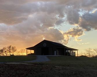 The Red Pony Inn. Farm friendly barn with a cozy apartment and beautiful scenery - Taylorsville - Building