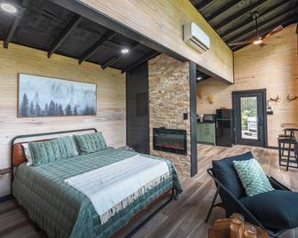River And Sky Cabin; Hot Tub - Fredericktown - Bedroom