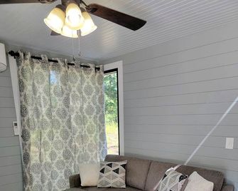 Romantic Glamping Getaway Perfect for Quality Time with Your Partner: Cute Tiny House near Owensville, Missouri - Owensville - Sala de estar