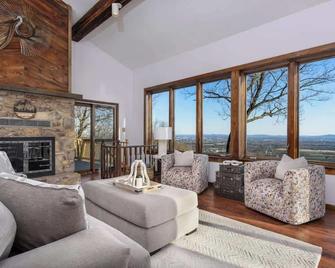 Hidden Overlook - 2br Fast Wi-Fi - Enola - Living room