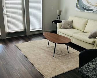 Luxury 1bd, 1br Private Entry - Near Arena, 25 Min To Downtown Atl - Duluth - Living room