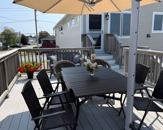 Bay-Harbor View w/Stunning Sunsets 1 block from beach - Sleeps 6: 2BR & 1.5 Bath - Seabrook - Balcony