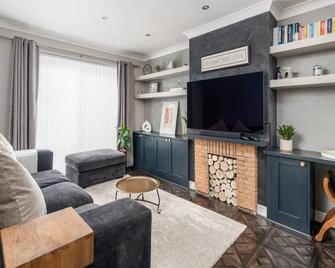 Pass the Keys Stylish Modern 3 bed house with Parking - Rickmansworth - Living room