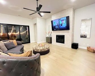 A Tranquil Haven for the Family In Celina, TX - Celina - Living room